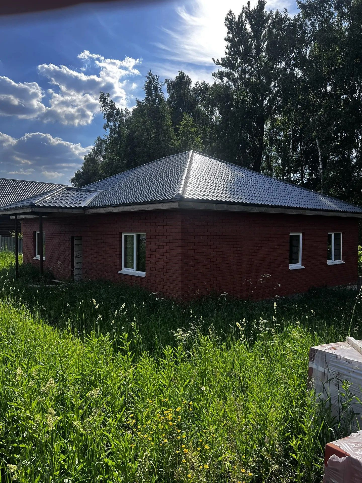 Продается новый отдельно стоящий дом, где Вы можете сделать ремонт на свой вкус или дизайнера! Находится в развивающемся экологически чистом районе - д. Медвенка.
 
 ДОМ
 
 1-этажный дом площадью 121.9 кв.м. Планировка дома свободная, а это значит, что каждую комнату Вы сможете сделать под себя. Два