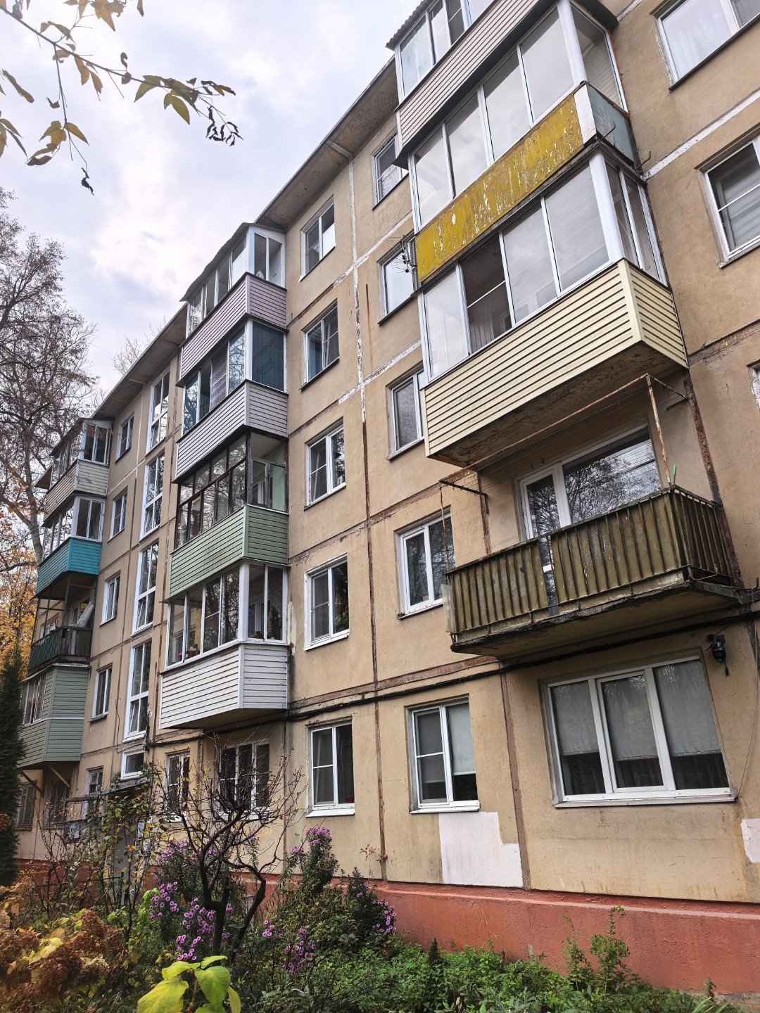 Продаётся 2-комнатная квартира в отличной локации! 

2 изолированные спальни, вместительный коридор, балкон.

Квартира пригодна для жизни, состояние среднее, мебель входит в стоимость.

Вся необходимая инфраструктура находится рядом, удобная транспортная развязка и хорошая доступность общественного 